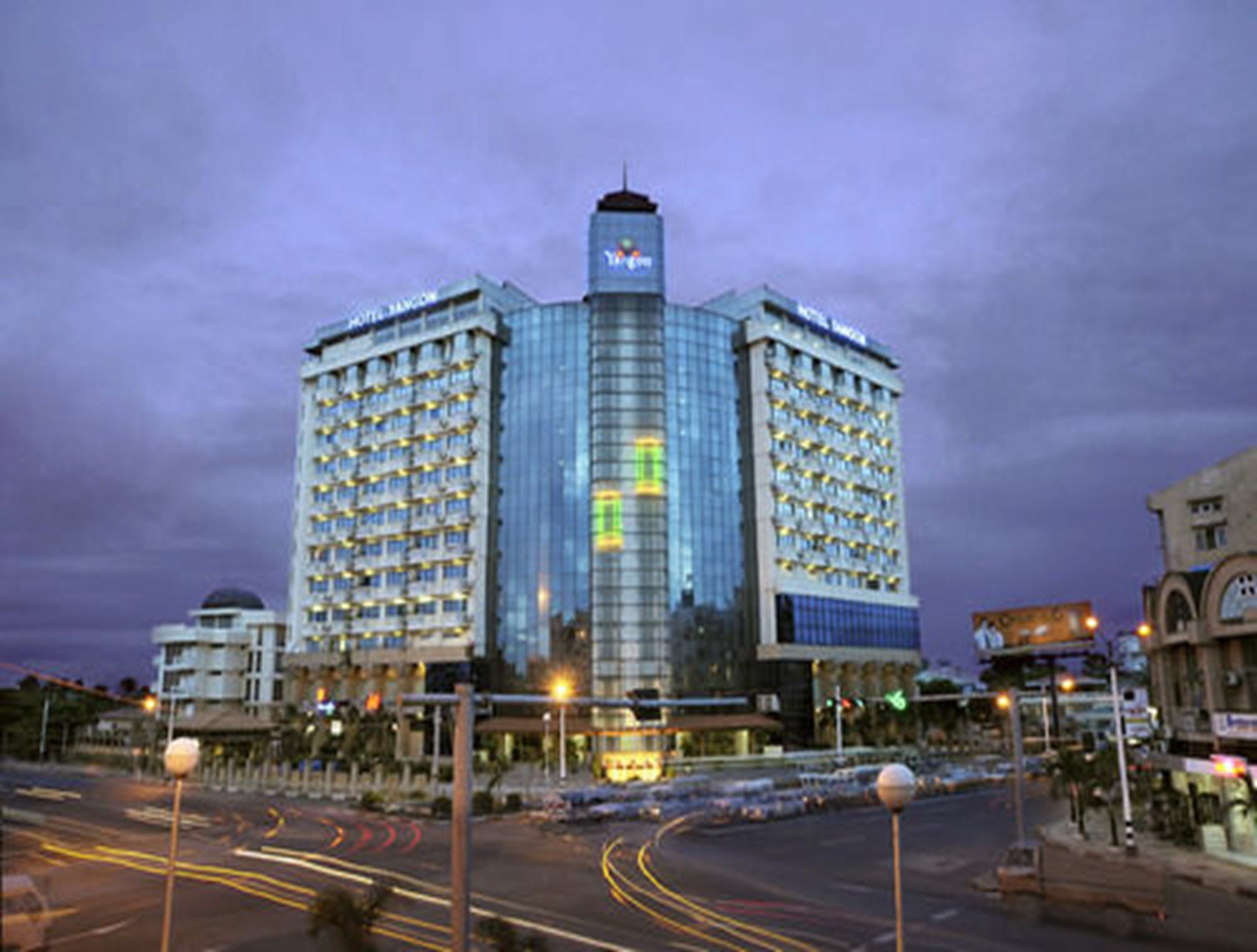 Hotel Yangon Esterno foto
